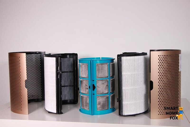 Die HEPA H13 Filter, Aktivkohlefilter und katalytische Filter (Anti-Formaldehyde) vom Dyson Purifier Hot+Cool Formaldehyde HP09 stehen nebeneinander auf einem Tisch.